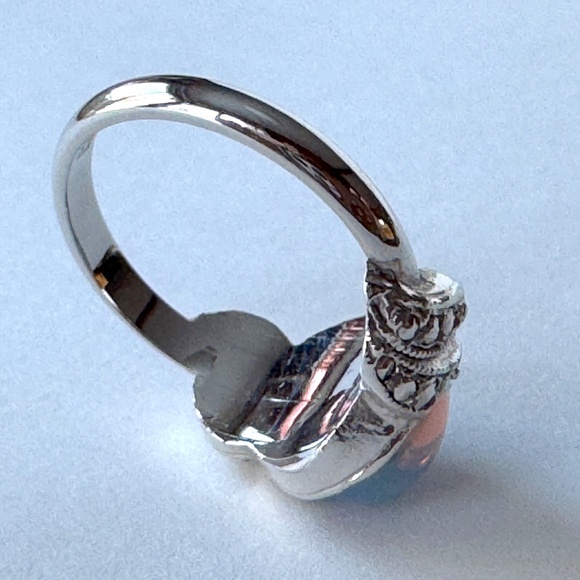 Blue Opalesque Ring Size 7, AVON vintage jewelry - Picture 8 of 9